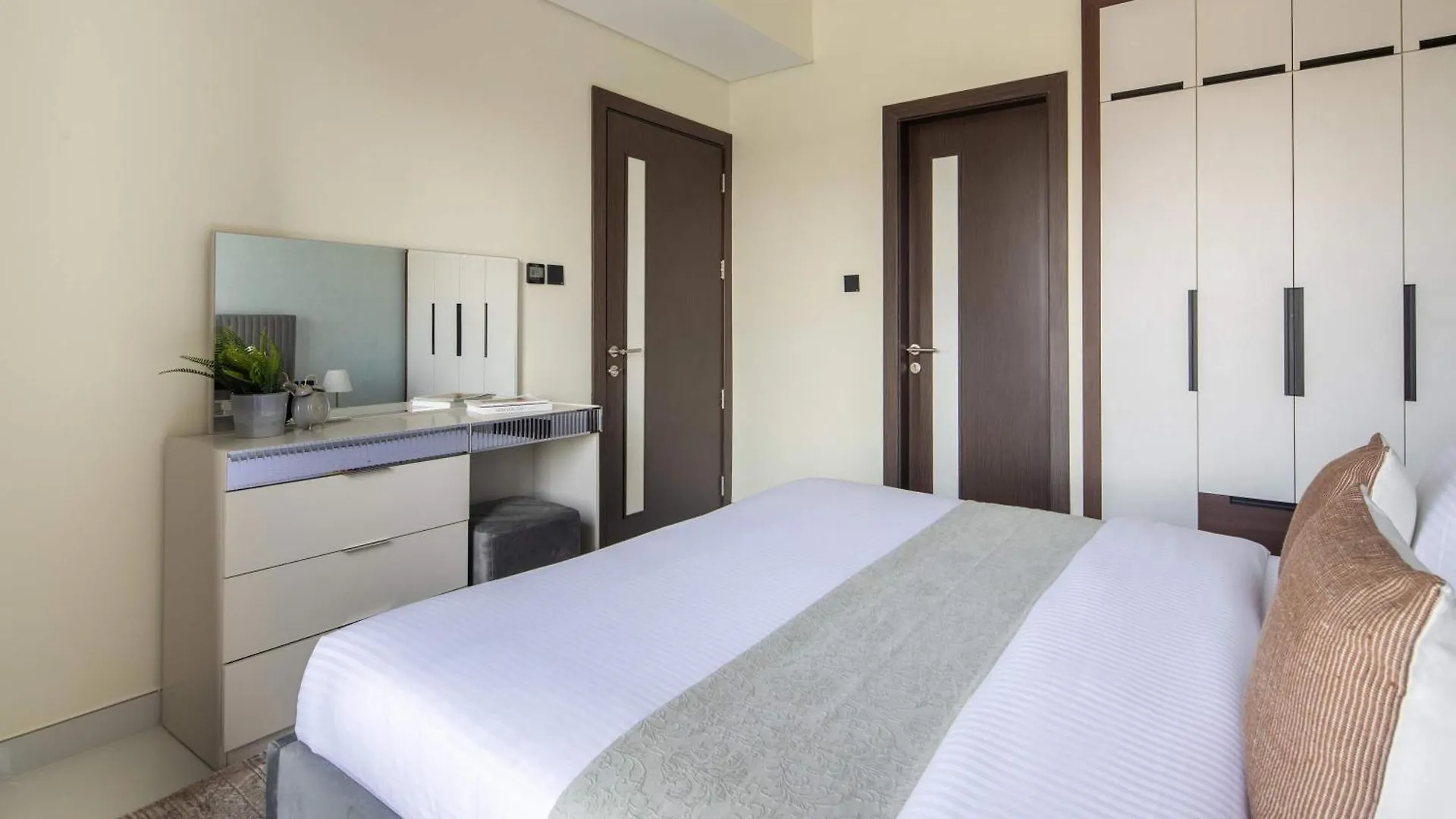 Frank Porter - Wavez Residence Dubai 0*,