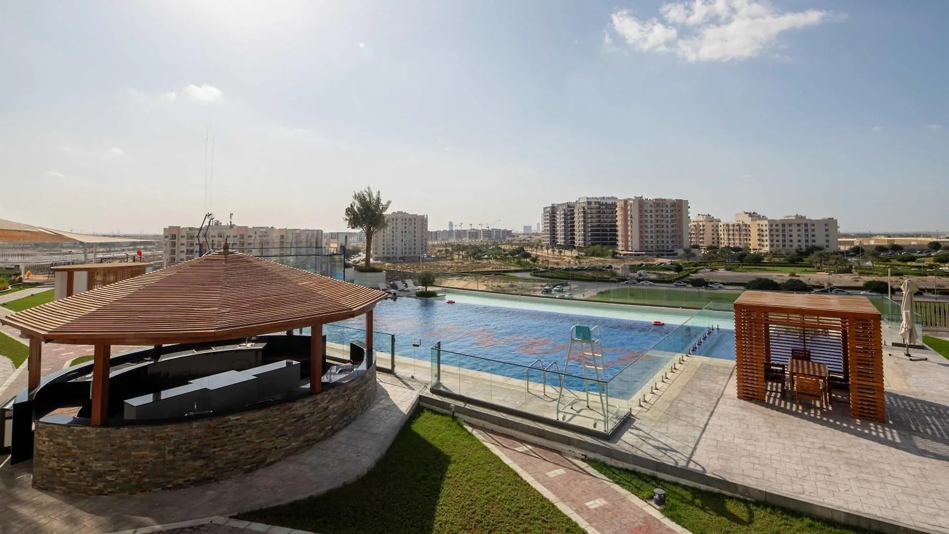 Frank Porter - Wavez Residence Dubai 0*,